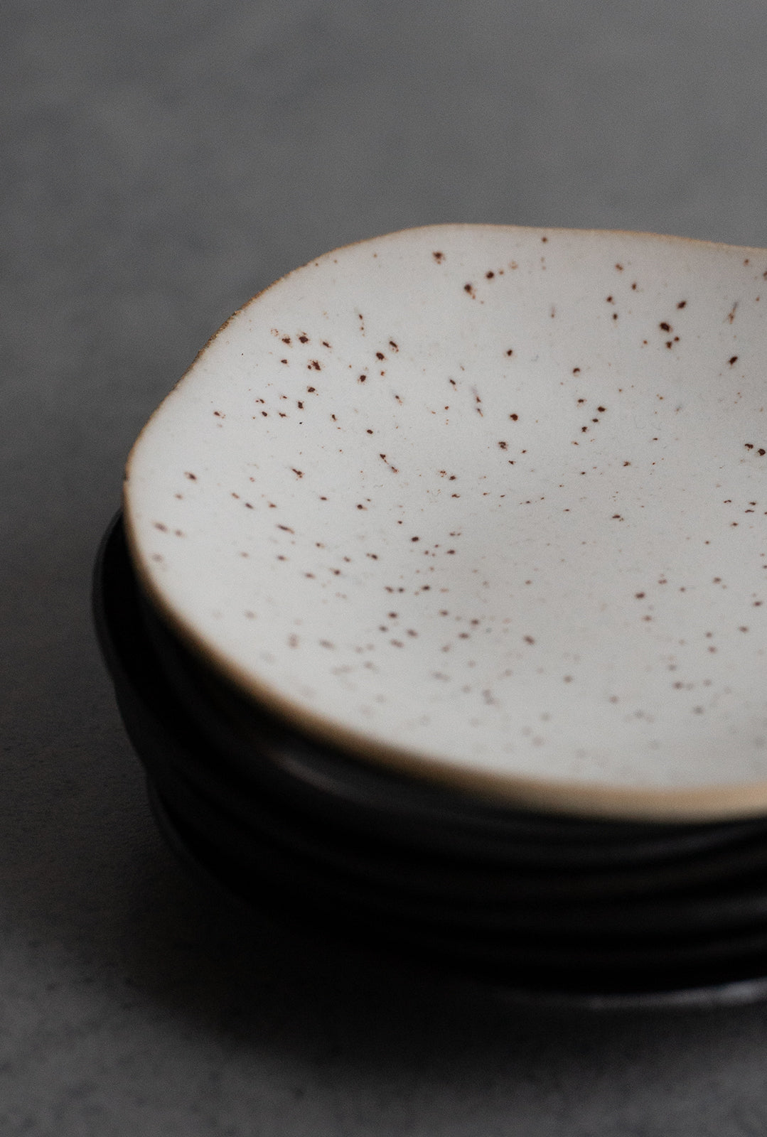 Side plate 13 cm, speckled